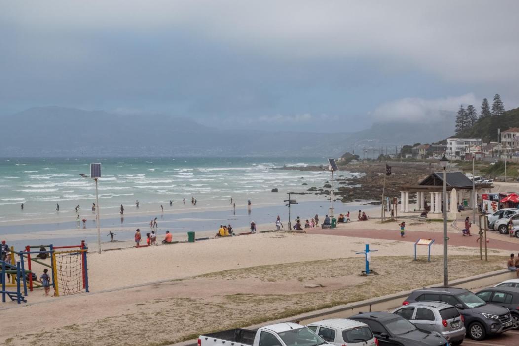 At The - Muizenberg Apartment